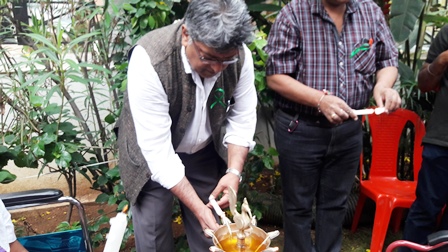 Dr Chandru lighting the lamp